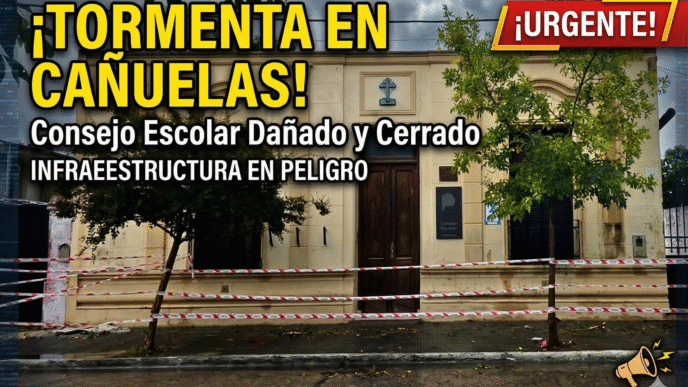 Fachada del Consejo Escolar de Cañuelas con cintas de peligro tras los daños sufridos en el techo por el fuerte temporal.