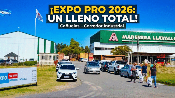 Fachada de la planta de Maderera Llavallol repleta de visitantes durante la exitosa Expo Pro 2026 en la Ruta 6 de Cañuelas.