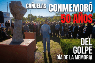 Acto por los 50 años del Día de la Memoria en Cañuelas frente al monumento y vecinos.