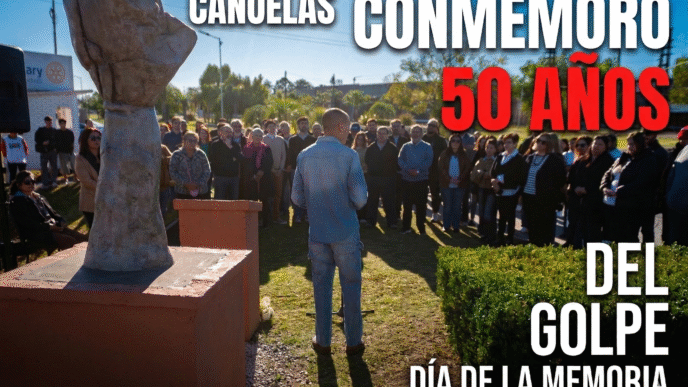 Acto por los 50 años del Día de la Memoria en Cañuelas frente al monumento y vecinos.