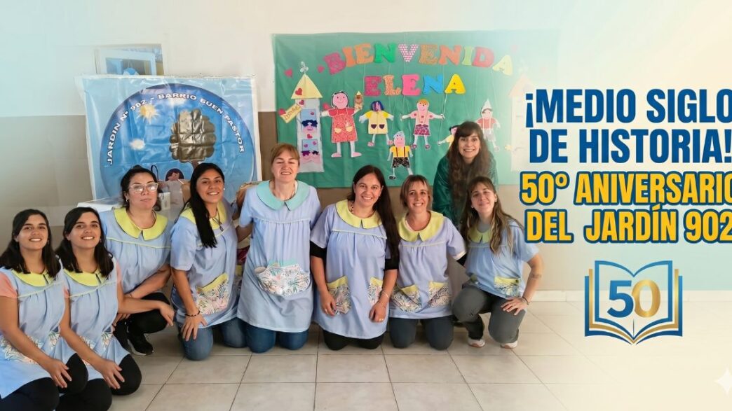 Docentes del Jardín 902 de Cañuelas celebrando el 50 aniversario con la titiritera Elena Santa Cruz en el barrio Buen Pastor.