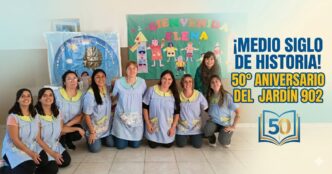 Docentes del Jardín 902 de Cañuelas celebrando el 50 aniversario con la titiritera Elena Santa Cruz en el barrio Buen Pastor.