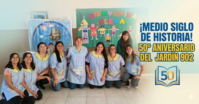 Docentes del Jardín 902 de Cañuelas celebrando el 50 aniversario con la titiritera Elena Santa Cruz en el barrio Buen Pastor.