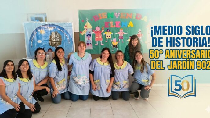 Docentes del Jardín 902 de Cañuelas celebrando el 50 aniversario con la titiritera Elena Santa Cruz en el barrio Buen Pastor.